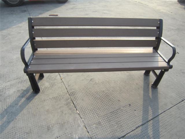 Banc compost per a l'aire lliure